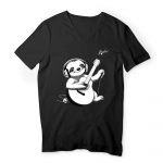 T-shirt Homme Col V , paresseux joue de la guitare